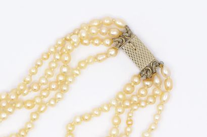 COLLIER quatre rangs de perles fines, fermoir...