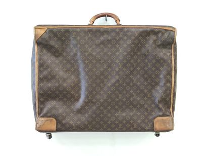 VALISE Louis vuitton monogrammée sur roulettes...