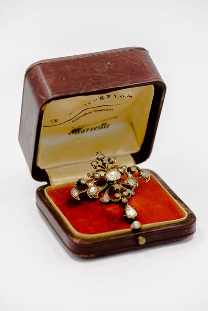 BROCHE articulé en or jaune 750° ornée de...