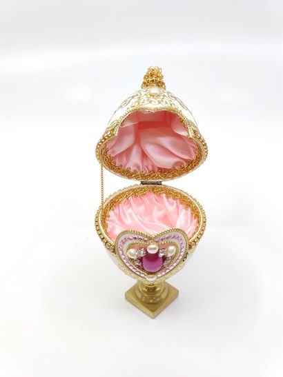 
Œuf dans le goût de Fabergé, orné de deux...