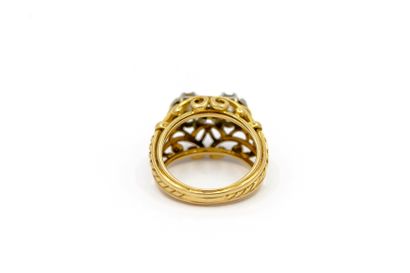 BAGUE en or deux tons 750° ornée de deux...
