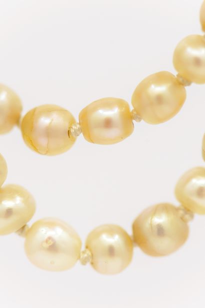 COLLIER quatre rangs de perles fines, fermoir...