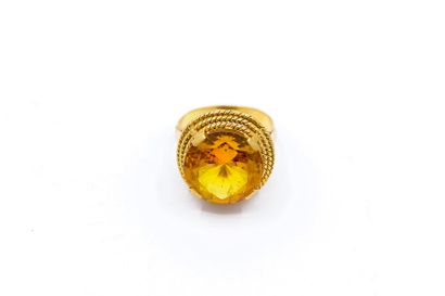 BAGUE

en Or jaune 750 ornée d'une citrine...