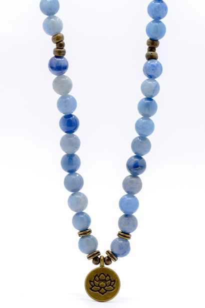 COLLIER En Agate bleue montée sur fil élastique...