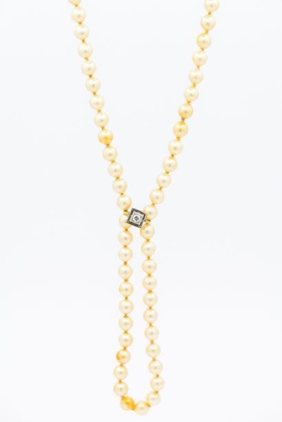 COLLIER de perles, fermoir en or gris amovible...