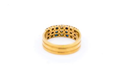 BAGUE en jaune 750° ornée de trois ligne...