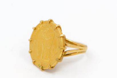 BAGUE en or jaune 750° ornée d'une pièce...