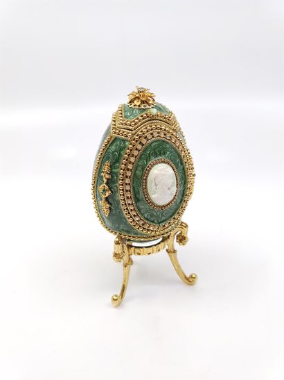 
Œuf dans le goût de Fabergé, richement orné...