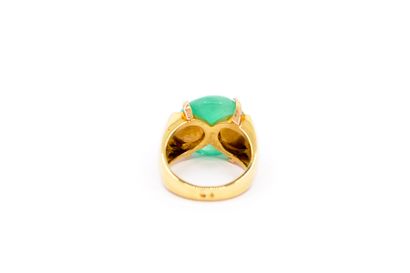 BAGUE jonc en or 750° ornée d'un cabochon...