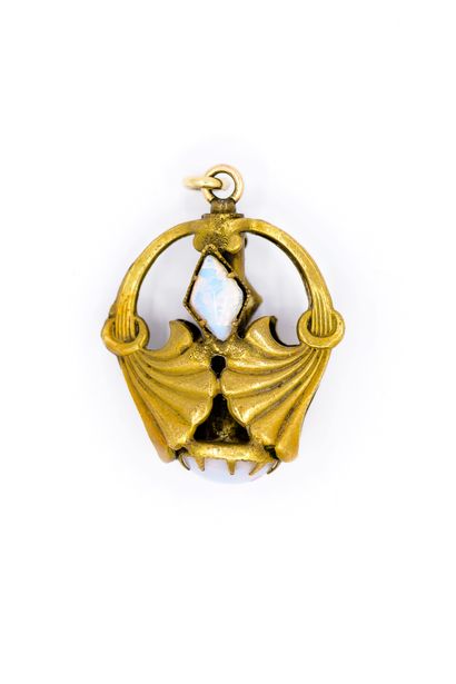 PENDENTIF en vermeil ornée de reproduction...