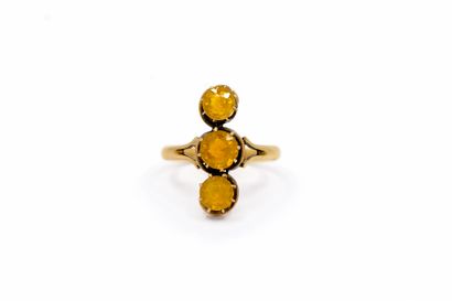 BAGUE en or jaune 750° ornée de trois pierres...