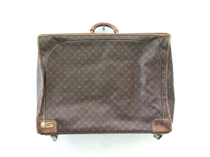 VALISE Louis vuitton monogrammée sur roulettes...