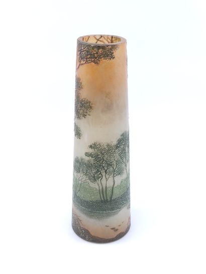 LEGRAS

Vase balustre en verre gravé à décor...