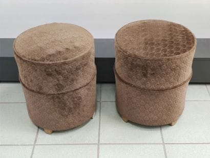 PAIRE de tabourets en velours marron

Dim...