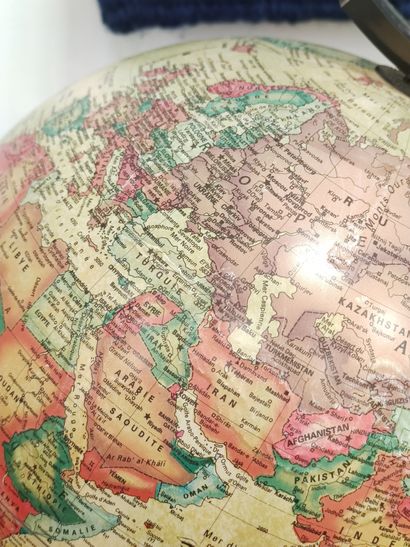 MAPPEMONDE éclairante, piètement en plexiglas...