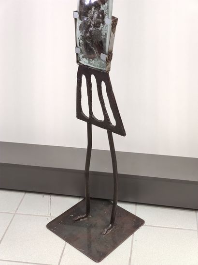 Robert MANSCOUR

Sculpture en metal et verre...