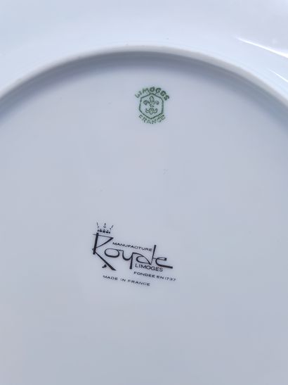 ROYAL LIMOGES en porcelaine à décore végétal...