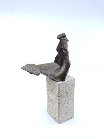 SCULPTURE en métal sur socle en pierre rectangulaire...