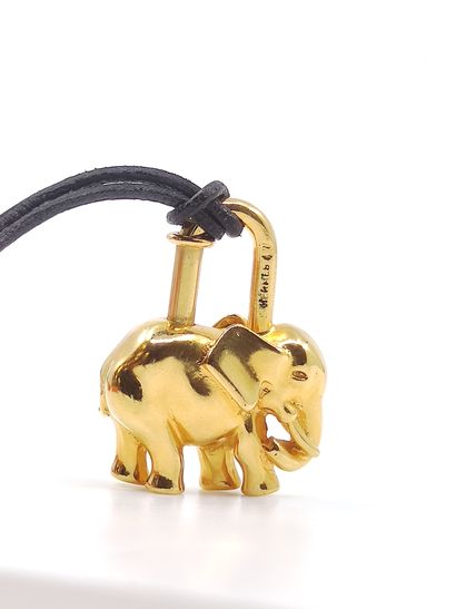 HERMES

Pendentif en métal doré représentant...