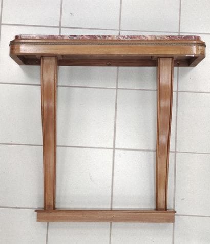 CONSOLE d'applique en bois à filet de laiton,...