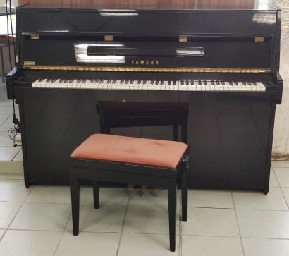 YAMAHA

Piano d'étude en bois laqué noir...