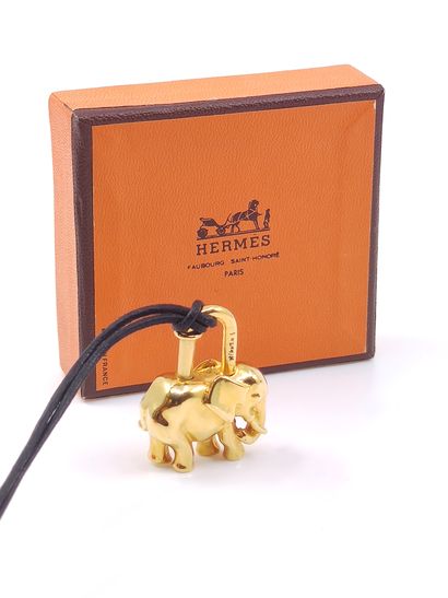 HERMES

Pendentif en métal doré représentant...