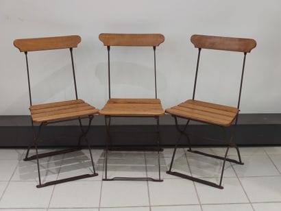 SUITE de six chaises pliantes en fer forgé...