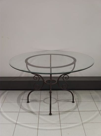 TABLE ronde, piétement en fer forgé en volutes,...