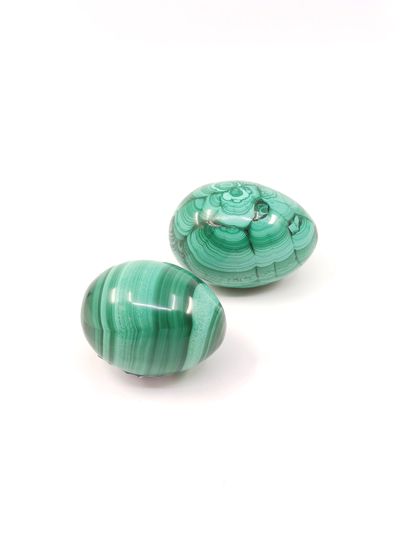 Paire d'œufs en MALACHITE

Dim: 8,5 cm et...