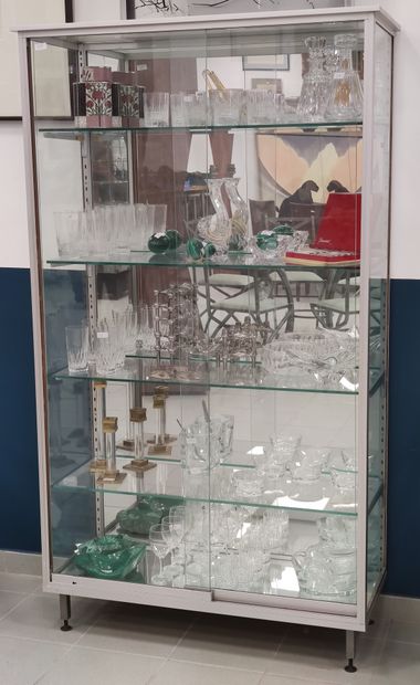 VITRINE en aluminium et verre à deux vantaux,...