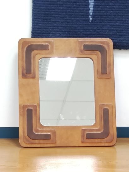 A MALLET 

Petit miroir en cuir à décor géométrique

Dim...