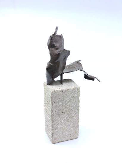 SCULPTURE en métal sur socle en pierre rectangulaire...