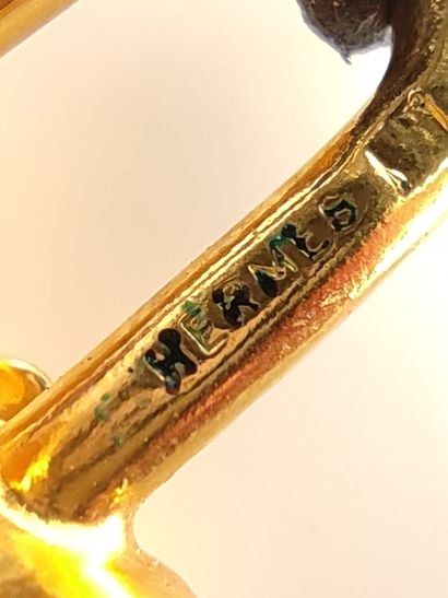 HERMES

Pendentif en métal doré représentant...