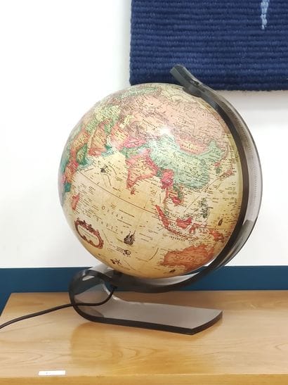 MAPPEMONDE éclairante, piètement en plexiglas...