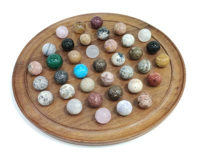 JEU de solitaire en bois 

Sphère en pierre...