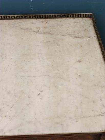 Commode Louis XVI en acajou et placage d'acajou...