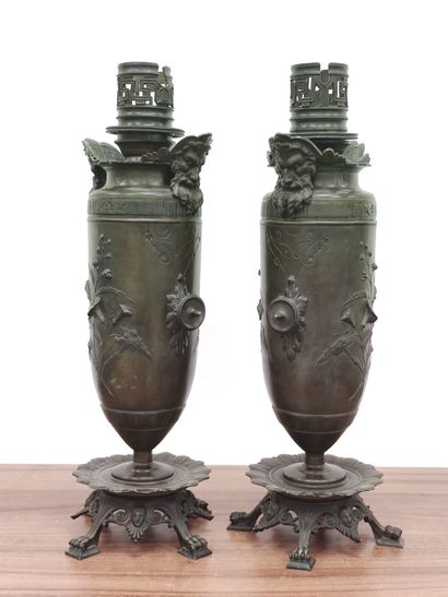 PAIRE de lampes à huile en bronze ciselés,...