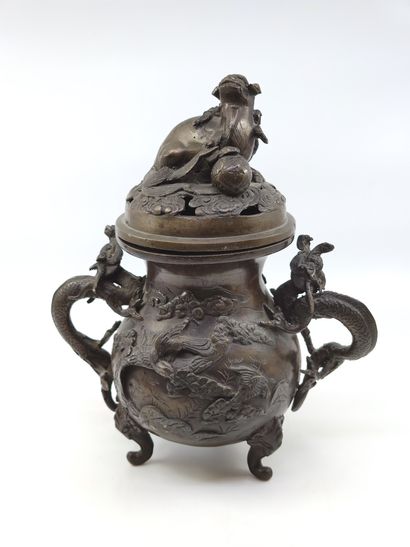 BRULE-PARFUM tripode en bronze à décor d'oiseau...