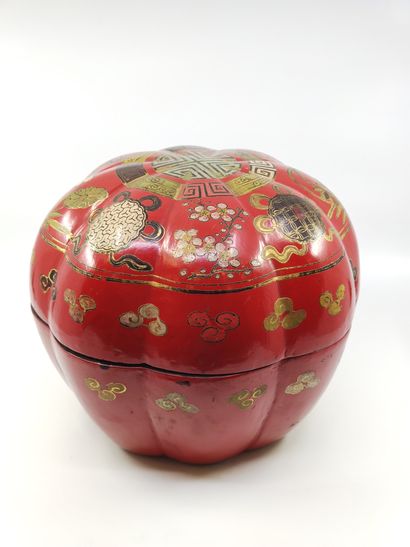 CHINE 

Boite en carton bouilli laqué rouge,...