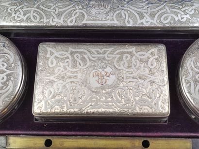 
NECESSAIRE DE VOYAGE dans un coffret en...