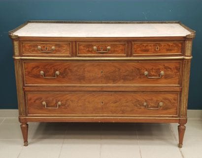 Commode Louis XVI en acajou et placage d'acajou...
