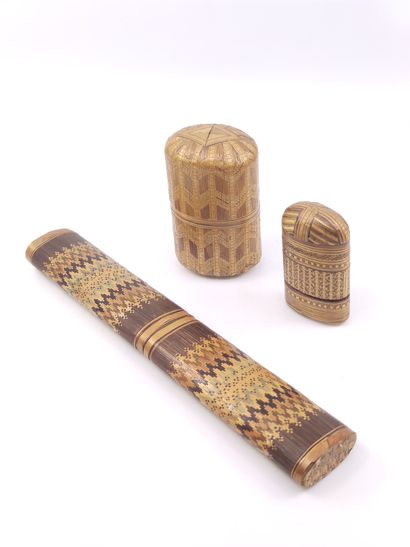 
Réunion de trois étuis en marqueterie de...