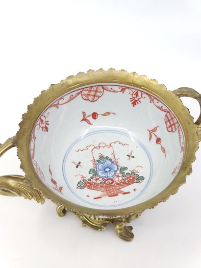 
COUPE EN PORCELAINE polychrome IMARI, monture...