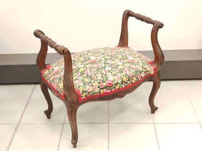 
Petite banquette à anses en noyer moulurée...
