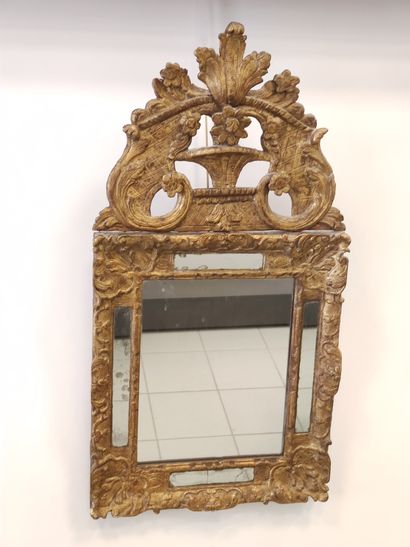 MIROIR à parecloses en bois doré et sculpté

Fronton...