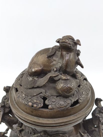 BRULE-PARFUM tripode en bronze à décor d'oiseau...