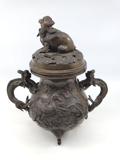 BRULE-PARFUM tripode en bronze à décor d'oiseau...