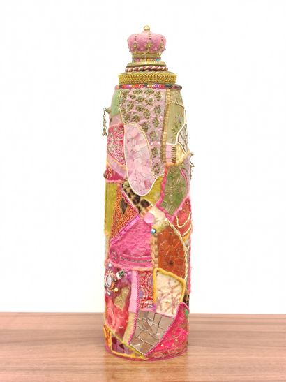 Queen II Beatrice SERRE 1970

Bouteille recouverte...