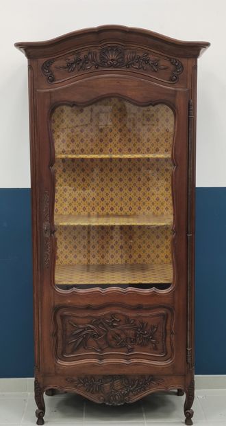 VITRINE en noyer moulurée et sculptée, ouvrant...