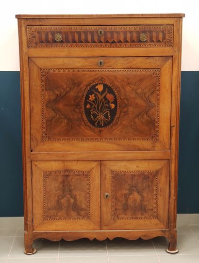 SECRETAIRE armoire ouvrant en façade à un...